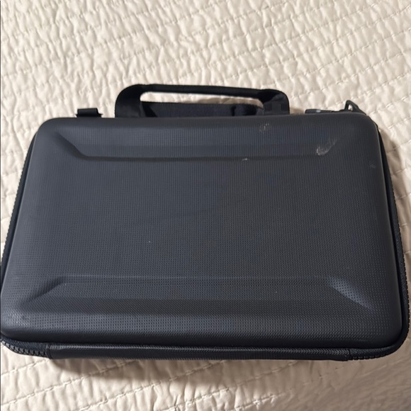 Thule Black Protective Laptop Case - Picture 2 of 5